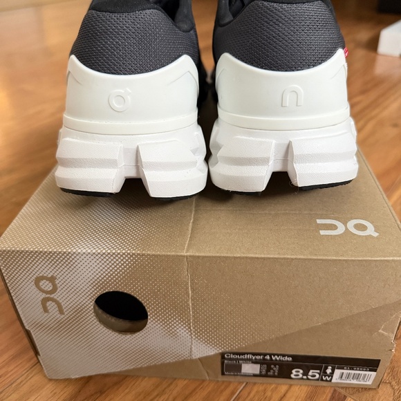 ON Cloudflyer 4 Wide “Black / White” – Women’s 8.5 (Worn Once) - Picture 8 of 9